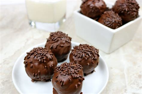 brownie-bombs-chocolate-dipped-brownie-balls-in-5-steps image