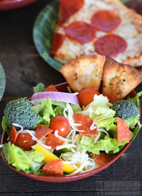 pizza-salad-recipe-sizzling-eats image