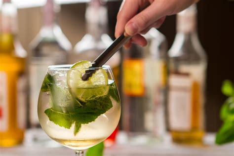 hugo-cocktail-how-to-make-the-elderflower-italian-spritz image