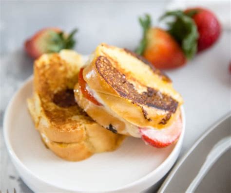 strawberry-cheesecake-stuffed-french-toast image