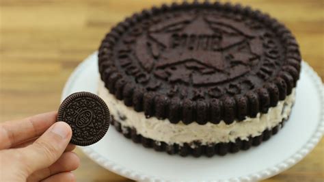 how-to-make-a-giant-oreo-cake-the-cooking-foodie image