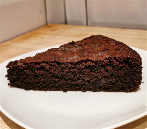 chocolate-polenta-cake-big-friendly-grub image