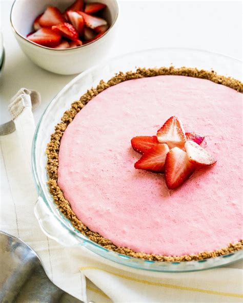 frozen-yogurt-pie-with-strawberries-a-couple image