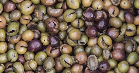 calabrian-traditions-crushed-olives-bottega-di-calabria image