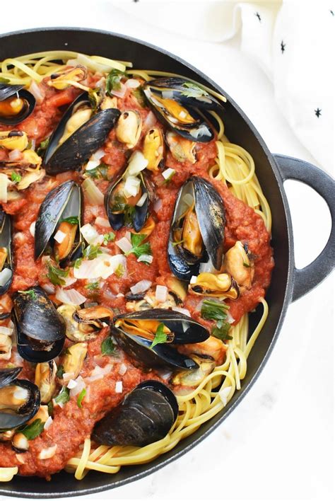 mussels-pasta-recipe-with-red-sauce-sizzling-eats image
