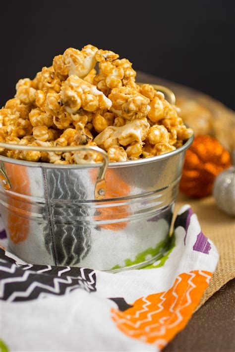 peanut-butter-white-chocolate-popcorn-the-girl-in-the image
