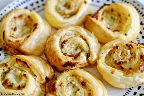 cheesy-garlic-butter-pinwheels-crunch-cream image