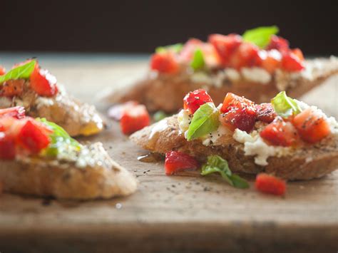 recipe-strawberry-and-goat-cheese-bruschetta-whole image