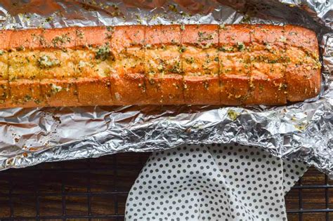 easy-15-minute-vegan-garlic-bread-recipe-the-fiery image