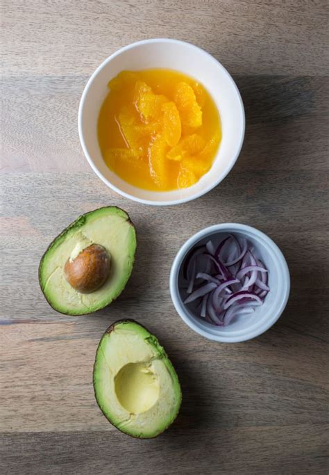 recipe-green-salad-with-orange-avocado-and-red-onion image