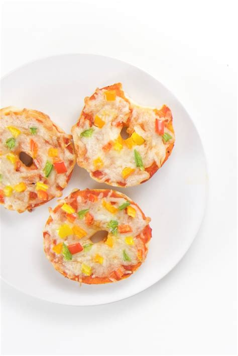 mini-bagel-pizzas-with-pepper-sprinkles-baby-foode image