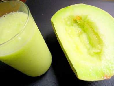 honeydew-melon-kiwi-cooler-recipe-petitchef image