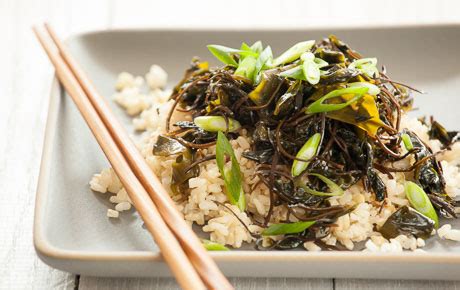 recipe-spicy-seaweed-salad-with-brown-rice-whole image