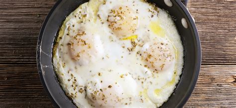 perfect-fried-eggs-framed-cooks image