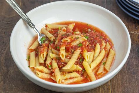 5-ingredient-no-cook-tomato-sauce-the image