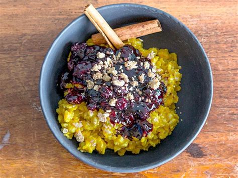 spiced-berry-cobbler-oatmeal-recipe-and-nutrition image