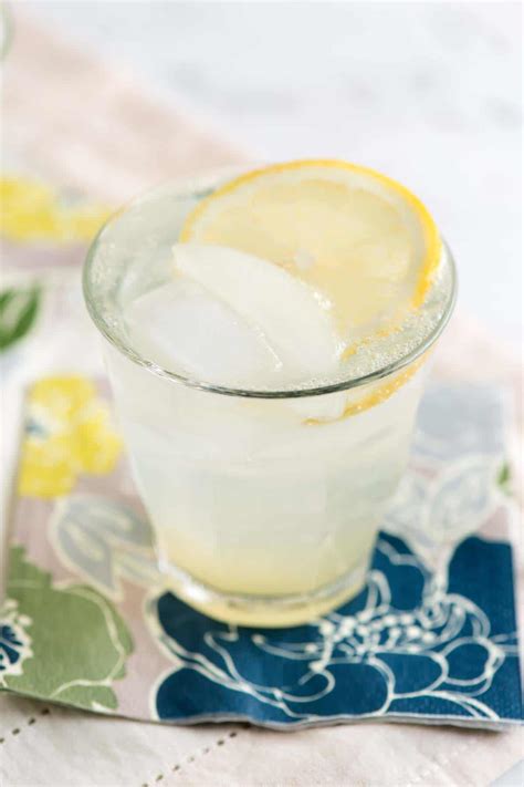 classic-gin-fizz-cocktail-inspired-taste image