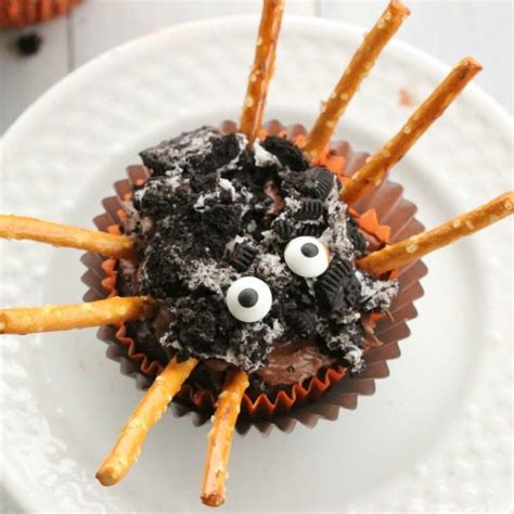 easy-spider-cupcakes-eating-on-a-dime image