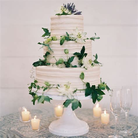 the-ultimate-guide-to-wedding-cake-frosting-brides image