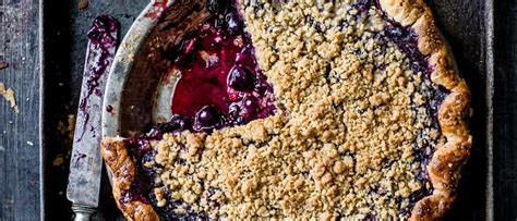 blackberry-and-blueberry-pie-recipe-with-crumble image