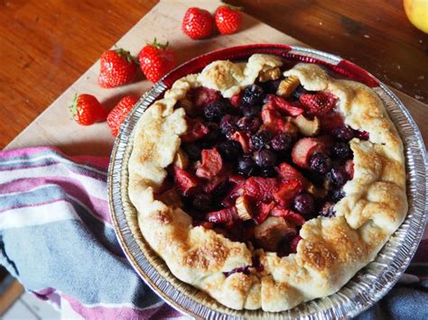 bumbleberry-pie-a-mouthwatering-easy-summer-dessert image