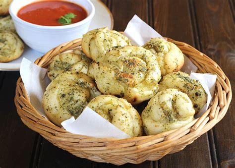 easy-homemade-garlic-knots-recipe-cook-with-kushi image