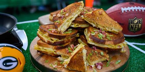 bacon-mac-and-cheese-grilled-cheese-sandwiches image