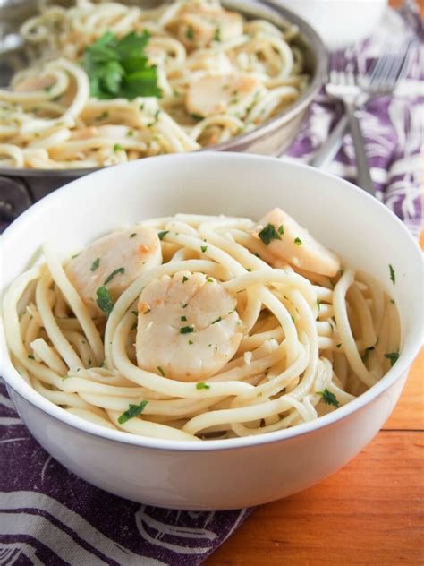 scallop-pasta-with-garlic-and-white-wine-carolines image