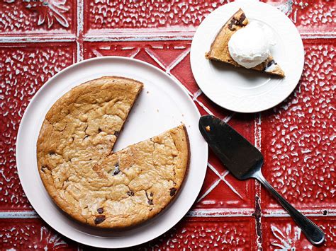 caramel-chocolate-chip-cookie-cake-saveur image