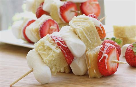 strawberry-shortcake-dessert-kabobs-recipe-divas image
