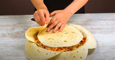 arrange-7-tortillas-in-a-pan-like-this-for-the-ultimate image