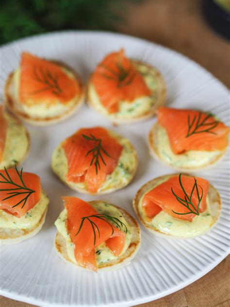 smoked-salmon-toasts-with-mustard-dill-sauce-french image
