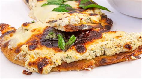 roasted-garlic-white-flatbread-pizza-recipe-rachael-ray image