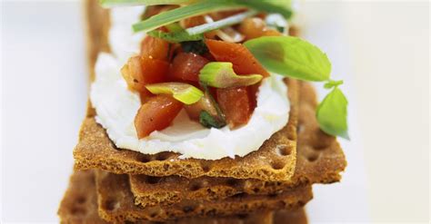 rye-crackers-with-cream-cheese-and-tomato-eat image