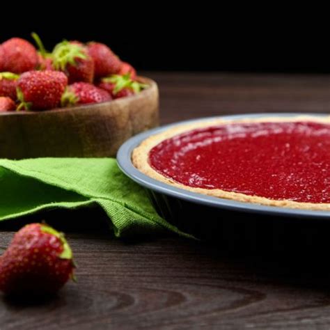 black-bottom-strawberry-pie-recipe-maxliving image