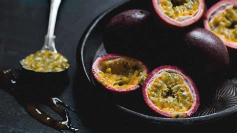 how-to-eat-passion-fruit-instructions-and image