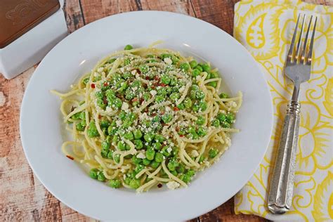 easy-pasta-and-peas-dinner-in-20-minutes-total image