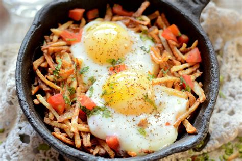 sali-par-eedu-recipe-parsi-breakfast-eggs-on-fried image