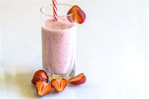strawberry-kiwi-milkshakes-recipe-recipesnet image
