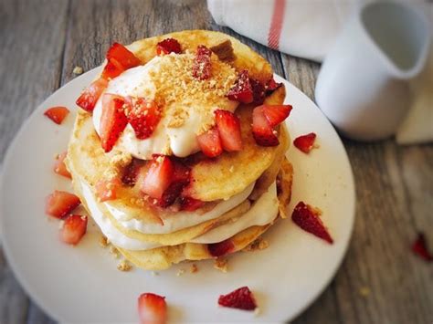 strawberry-cheesecake-pancakes-the-mommy-mouse image