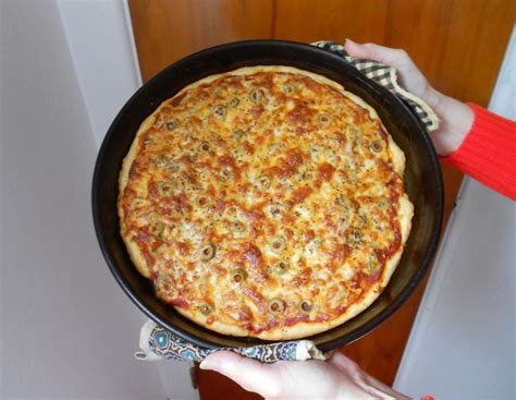 mediterranean-tuna-pizza-recipe-beauty-cooks-kisses image