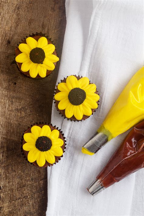 how-to-make-cute-daisy-cupcakes-with-video-the image