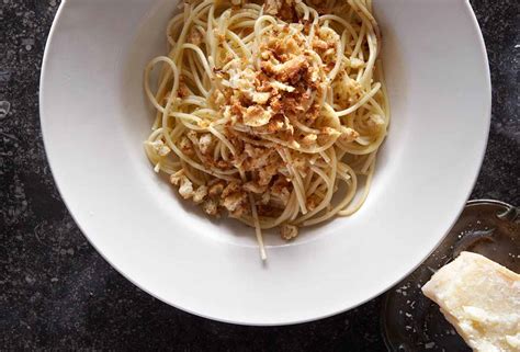 spaghetti-with-bread-crumbs-recipe-leites-culinaria image
