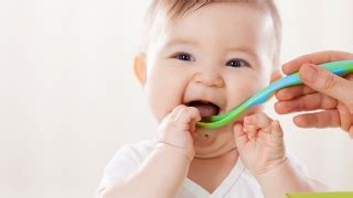 when-can-babies-start-eating-baby-food-tips-for-when image