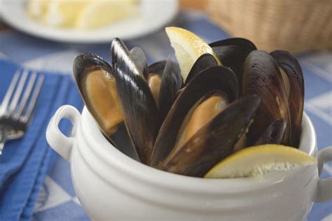 steamin-mussels-mrfoodcom image