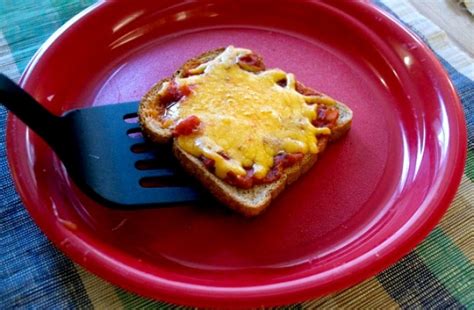3-ingredient-pizza-toast-spoon-university image