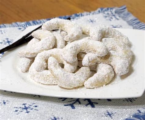 vanillekipferl-austrian-vanilla-crescent-cookies-curious image