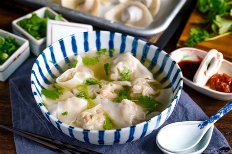 wonton-soup-ワンタンスープ-just-one-cookbook image