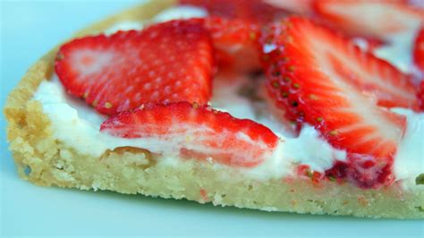 summer-strawberry-pizza-recipe-pillsburycom image
