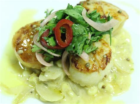 pan-roasted-diver-scallops-with-lime-and-creme-fraiche image